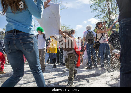 Paris, Frankreich. 5. April 2014. Kissen Kampf Tag 2014 in Paris am Platz der Republik, am 5. April 2014. Rund hundert Menschen mit Kostümen und Kissen kämpften zusammen eine Stunde. (Foto von Michael Bunel/NurPhoto) Bildnachweis: Michael Bunel/NurPhoto/ZUMAPRESS.com/Alamy Live-Nachrichten Stockfoto