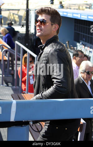 Los Angeles, Kalifornien, USA. 5. April 2014. 5. April 2014 Los Angeles, Kalifornien: Robin Thicke verlässt der Dodgers Einbaum vor dem Start der Major League Baseball Spiel zwischen den San Francisco Giants und die Los Angeles Dodgers im Dodger Stadium am 5. April 2014 in Los Angeles, Kalifornien. Rob Carmell/CSM/Alamy Live-Nachrichten Stockfoto