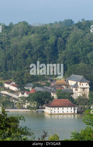 Kandy, Central Province, Sri Lanka, Blick über Kandy See in Richtung Tempel der heiligen Zahn-Reliquie Stockfoto