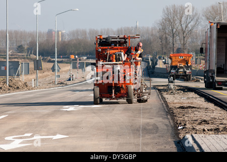 Straße Arbeiter Lackieranlagen auf einer Straße Stockfoto