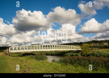 Brücke über den Fluss Arun Durchführung der South Downs Way in der Nähe von Houghton und Amberley in der South Downs National Park. Stockfoto