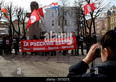St. Petersburg, Russland. 5. April 2014. Aktivisten der Oppositionsgruppe andere Russland halten eine Banner-Lesung '' für russische Frühling! Krim, Donbass, Odessa, Charkow, '' während einer Kundgebung zur Unterstützung der russischen Menschen in der Ukraine. Mehrere Dutzend Demonstranten statt ihrer Partei-Flagge, wie sie vor dem Denkmal an russischen Dichter Vladimir Mayakovsky sammelten. © Andrey Pronin/ZUMAPRESS.com/Alamy Live-Nachrichten Stockfoto