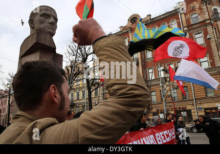 St. Petersburg, Russland. 5. April 2014. Aktivisten der Oppositionsgruppe andere Russland halten eine Banner-Lesung '' für russische Frühling! Krim, Donbass, Odessa, Charkow, '' während einer Kundgebung zur Unterstützung der russischen Menschen in der Ukraine. Mehrere Dutzend Demonstranten statt ihrer Partei-Flagge, wie sie vor dem Denkmal an russischen Dichter Vladimir Mayakovsky sammelten. © Andrey Pronin/ZUMAPRESS.com/Alamy Live-Nachrichten Stockfoto