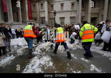 London UK. 5. April 2014. Reiniger fegen die Federn nach dem Riesen Kissenschlachten auf Nord Terrasse des Trafalgar Square auf International Pillow Fight Tag Credit: Amer Ghazzal/Alamy Live-Nachrichten Stockfoto