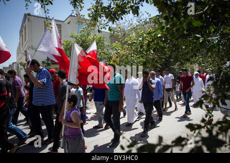 Abu Saiba, Bahrain. 5. April 2014. Anti-Regierungs-Demonstranten demonstrieren gegen Formel 1 Grandprix, die gehostet in Bahrain, Bahrain ist, dass das alte Land im Golf im Februar 2011 mit Shia'a Mehrheit am 5. April 2014, in Abu Saiba Bahrain war erschüttert. (Foto von Ahmed AlFardan/NurPhoto) Bildnachweis: Ahmed Alfardan/NurPhoto/ZUMAPRESS.com/Alamy Live-Nachrichten Stockfoto