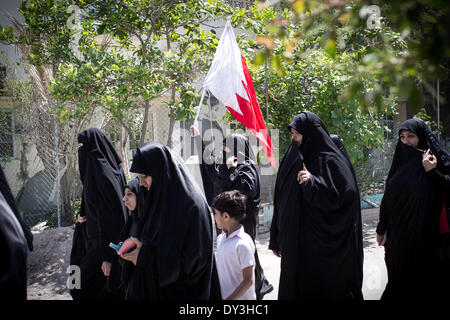 Abu Saiba, Bahrain. 5. April 2014. Anti-Regierungs-Demonstranten demonstrieren gegen Formel 1 Grandprix, die gehostet in Bahrain, Bahrain ist, dass das alte Land im Golf im Februar 2011 mit Shia'a Mehrheit am 5. April 2014, in Abu Saiba Bahrain war erschüttert. (Foto von Ahmed AlFardan/NurPhoto) Bildnachweis: Ahmed Alfardan/NurPhoto/ZUMAPRESS.com/Alamy Live-Nachrichten Stockfoto