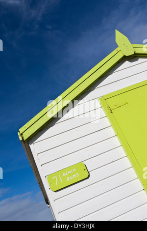 "Beach Bums" Schild an einer weißen und grünen Strandhütte. Stockfoto