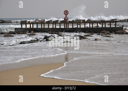 Menschen am Strand von Barceloneta in Barcelona, Katalonien, Spanien Stockfoto