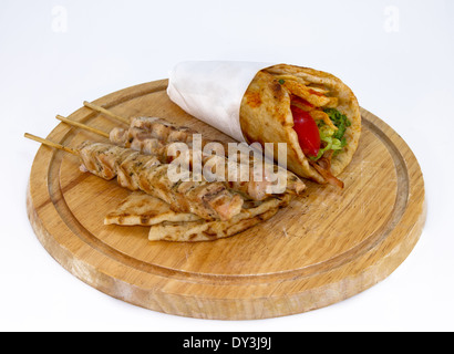 Eine griechische Souvlaki, isoliert auf weiss Stockfoto