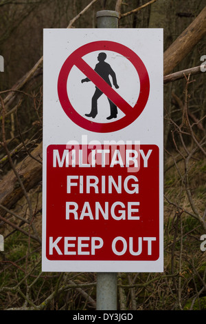 UK Rotarmisten Warnung Sing, Mann, militärische Firing Range halten Out durchgestrichen. Stockfoto