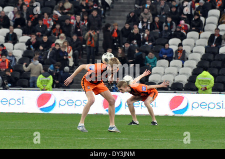 Jungen zeigen Freestyle mit den Ball während des Spiels zwischen "Schachtjor" und "Dnepr im Donbass-Arena-Stadion Stockfoto