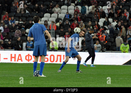 Jungen zeigen Freestyle mit den Ball während des Spiels zwischen "Schachtjor" und "Dnepr im Donbass-Arena-Stadion Stockfoto