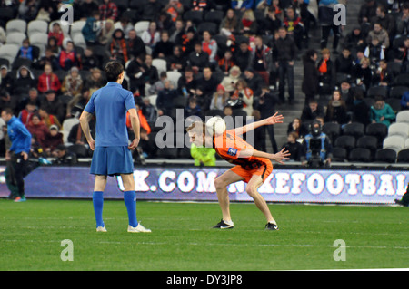 Jungen zeigen Freestyle mit den Ball während des Spiels zwischen "Schachtjor" und "Dnepr im Donbass-Arena-Stadion Stockfoto