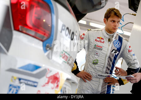 Algarve, Portugal. 5. April 2014. 2014 WRC Rallye Portugal, in den Bergen oberhalb der Algarve an der südlichen Küste Portugals statt. Andreas Mikkelsen (noch) Credit: Aktion Plus Sport/Alamy Live-Nachrichten Stockfoto