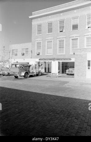 Dieses Foto zeigt die Architektur und das Stadtbild von Hattiesburg, Mississippi, im Jahr 1965 und erfasst die Entwicklung der Innenstadt um die Mitte des Jahrhunderts. Stockfoto