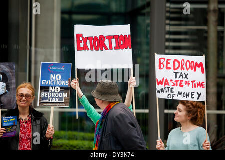 London, UK. 5. April 2014. Demonstranten protestieren gegen die Schlafzimmer-Steuer in London. Bildnachweis: Sebastian Remme/Alamy Live-Nachrichten Stockfoto