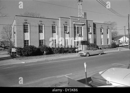 Dieses Foto zeigt Gebäude in Hattiesburg, Mississippi, aus dem Jahr 1965. Es zeigt die Architektur und die urbane Landschaft der Stadt in der Mitte des 20. Jahrhunderts, einer Zeit des Wachstums und der Modernisierung. Stockfoto
