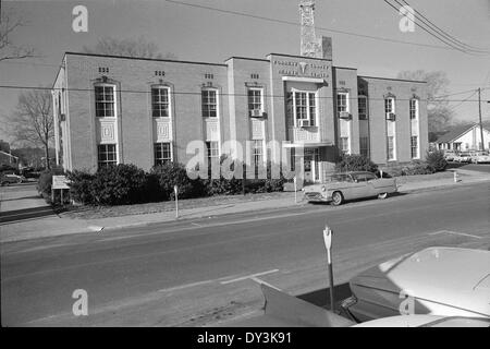 Ein Foto von Gebäuden in Hattiesburg, Mississippi, aufgenommen 1965. Das Bild zeigt die Architektur und die städtische Entwicklung der Stadt Mitte des 20. Jahrhunderts. Stockfoto