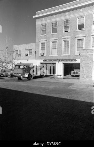 Dieses Foto nimmt einen Blick auf Hattiesburg, Mississippi, im Jahr 1965 auf und zeigt die Gebäude und die städtische Landschaft der Stadt Mitte des 20. Jahrhunderts. Das Bild hebt das Wachstum und den architektonischen Stil der Zeit hervor. Stockfoto