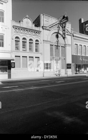 Ein Foto, das verschiedene Gebäude in Hattiesburg, Mississippi, 1965 zeigt. Das Bild spiegelt die architektonischen Stile und die städtische Entwicklung der Zeit wider. Stockfoto