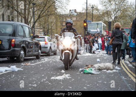 London, UK. 5. April 2014. Kissen zu kämpfen heraus auf die Straße nach International Pillow Fight Tag 2014 auf dem Trafalgar Square verschüttet. Bildnachweis: Pete Maclaine/Alamy Live-Nachrichten Stockfoto