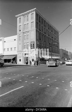 Eine Fotografie, die verschiedene Gebäude in Hattiesburg, Mississippi, aus dem Jahr 1965 zeigt, die den architektonischen Stil und die städtische Landschaft der damaligen Zeit widerspiegeln. Stockfoto