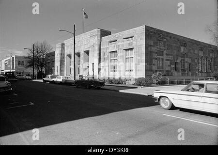Diese Fotografie von Gebäuden in Hattiesburg, Mississippi, aus dem Jahr 1965 zeigt die städtische Landschaft der Stadt Mitte des 20. Jahrhunderts. Es gibt einen Blick auf die Architektur und die Straßengestaltung während dieser Zeit des Wachstums der Stadt. Stockfoto