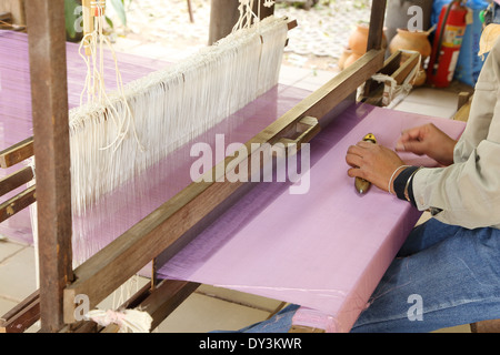 Detail der traditionellen thailändischen Webstuhl bei der Arbeit Stockfoto