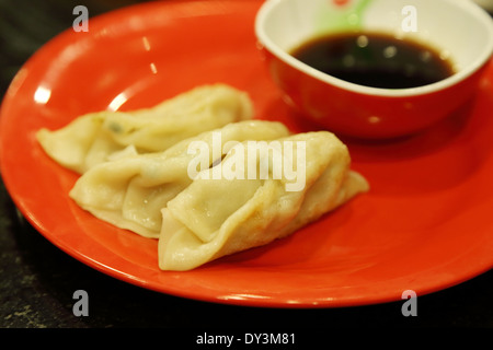 Chinesische Knödel mit Sauce im restaurant Stockfoto