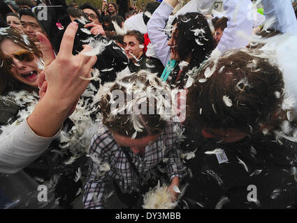 London, UK, UK. 5. April 2014. Hunderte von Menschen versammelten sich vor dem Trafalgar Square, für die jährliche Kissenschlacht. Bildnachweis: Gail Orenstein/ZUMAPRESS.com/Alamy Live-Nachrichten Stockfoto