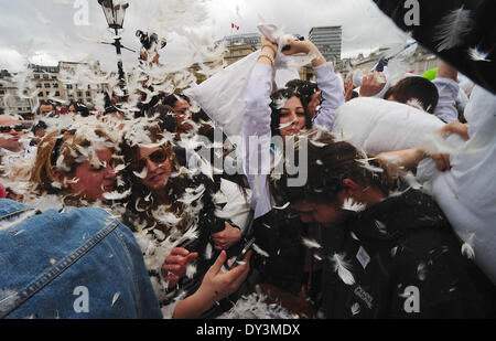 London, UK, UK. 5. April 2014. Hunderte von Menschen versammelten sich vor dem Trafalgar Square, für die jährliche Kissenschlacht. Bildnachweis: Gail Orenstein/ZUMAPRESS.com/Alamy Live-Nachrichten Stockfoto