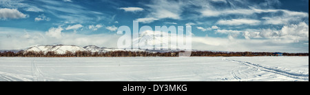 Panorama von Koryaksky Vulkan und verschneite Landschaft Stockfoto