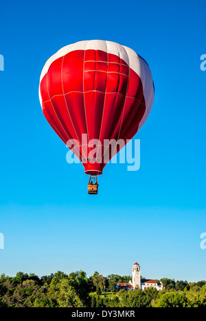 Riesiger Heißluftballon über einen Teil der Stadt mit einem depot Stockfoto