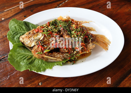 Fried Rubin Fisch mit süß, Sauer und hot Sauce auf Teller garniert Stockfoto