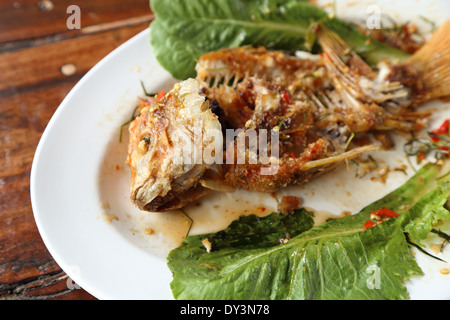 gegessen gebratene Ruby Fisch mit süß, Sauer und hot Sauce auf Teller garniert Stockfoto