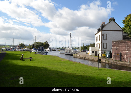 Das Bowling-Becken. Die Forth & Clyde Canal tritt in den River Clyde Stockfoto