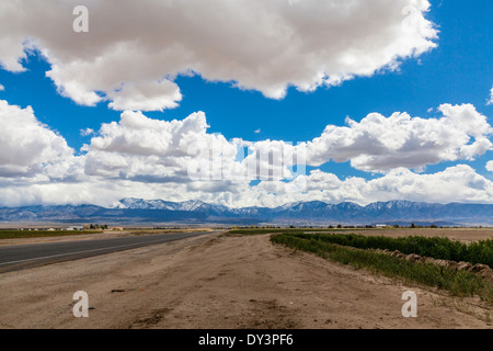 Ein Blick auf den San Gabriel Mountains of California von Antelope Valley. Stockfoto