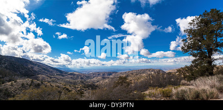 Ein Panorama der San Andreas Störung und der Antelope Valley in Kalifornien in der Nähe von Big Pine in Angeles National Forest San Gabriel Mountains Stockfoto