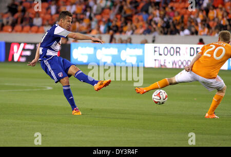 Houston, Texas, USA. 5. April 2014. 5. April 2014: FC Dallas Mittelfeldspieler/Verteidiger Michel #31 versucht einen Schuss auf das Tor in der MLS-Fußballspiel zwischen dem Houston Dynamo und FC Dallas von BBVA Compass Stadion in Houston, Texas. Bildnachweis: Csm/Alamy Live-Nachrichten Stockfoto