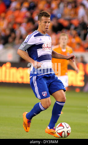 Houston, Texas, USA. 5. April 2014. 5. April 2014: Mittelfeldspieler FC Dallas/Michel #31 Verteidiger spielt den Ball nach vorne während die MLS-Fußballspiel zwischen dem Houston Dynamo und FC Dallas von BBVA Compass Stadion in Houston, Texas. Bildnachweis: Csm/Alamy Live-Nachrichten Stockfoto
