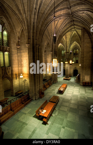 Der Dom des Lernens am Hauptcampus der University of Pittsburgh, ist in den späten neugotischen Baustil. Stockfoto