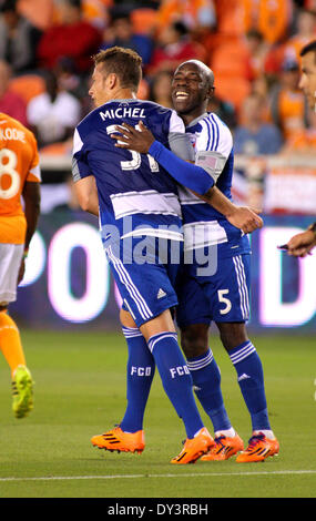 Houston, Texas, USA. 5. April 2014. 5. April 2014: FC Dallas Verteidiger Jair Benitez #5 (rechts) gratuliert Teamkollege Michel #31 nach seinem Elfmetertor Kick während der MLS-Fußballspiel zwischen dem Houston Dynamo und FC Dallas von BBVA Compass Stadion in Houston, Texas. Bildnachweis: Csm/Alamy Live-Nachrichten Stockfoto