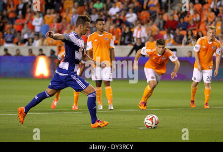 Houston, Texas, USA. 5. April 2014. 5. April 2014: FC Dallas Mittelfeldspieler/Defender dauert Michel #31 einen Elfmeter (scoring es für ein Ziel) während das MLS-Fußballspiel zwischen dem Houston Dynamo und FC Dallas von BBVA Compass Stadion in Houston, Texas. Bildnachweis: Csm/Alamy Live-Nachrichten Stockfoto