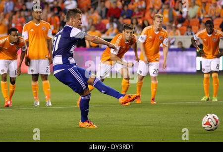 Houston, Texas, USA. 5. April 2014. 5. April 2014: FC Dallas Mittelfeldspieler/Defender dauert Michel #31 einen Elfmeter (scoring es für ein Ziel) während das MLS-Fußballspiel zwischen dem Houston Dynamo und FC Dallas von BBVA Compass Stadion in Houston, Texas. Bildnachweis: Csm/Alamy Live-Nachrichten Stockfoto