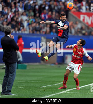 Paris, Frankreich. 5. April 2014. Paris St. Germain-Lavezzi Ezequiel (oben) wetteifert um den Ball in der französischen Ligue 1-Fußballspiel gegen Stade de Reims in Paris, 5. April 2014. Paris Saint-Germain gewann das Spiel 1: 0.  Bildnachweis: Chen Xiaowei/Alamy Live-Nachrichten Stockfoto