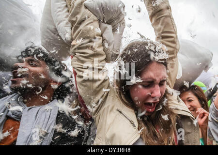 London, Großbritannien. 5. April 2014. Hunderte nehmen an der 6. Internationalen Kissen Tag in Trafalgar Square. Credit: Guy Corbishley/Alamy leben Nachrichten Stockfoto