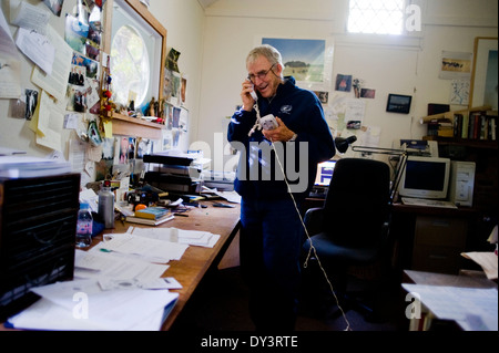 31.10.08 - Autor Peter Matthiessen in seinem Haus in Sagaponack, New York, 31. Oktober 2008. Matthiessen starb 5. April 2014 Stockfoto