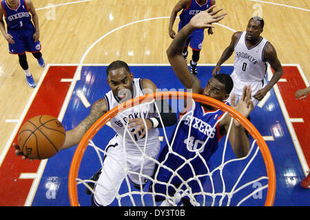 Phildaelphia, Pennsylvania, USA. 5. April 2014. Brooklyn Nets Guard Marcus Thornton (10) steigt für den Schuss mit Philadelphia 76ers Jarvis Varnado (40) Verteidigung während der NBA-Spiel zwischen der Brooklyn Nets und die Philadelphia 76ers im Wells Fargo Center in Philadelphia, Pennsylvania weiterleiten. Die Netze gewann 105-101. Christopher Szagola/Cal-Sport-Medien Stockfoto