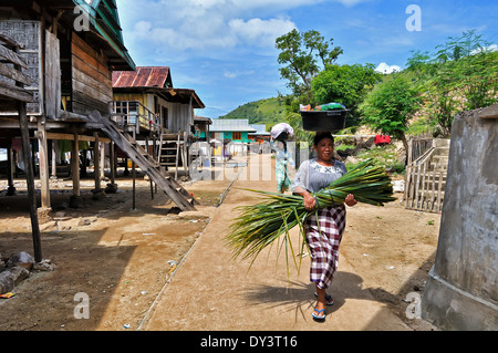 Frauen-Alltag im Komodo-village Stockfoto