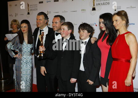 Dublin, Irland. 5. April 2014. Die Besetzung der irischen Sitcom "Moone Boy" präsentieren ihre IFTA Award für beste Unterhaltungsprogramm. Bei der 11. Irish Film & Television Awards-Zeremonie in Dublin haben mehr als 20 Auszeichnungen ausgehändigt worden. Der irische Präsident Michael D. Higgins erhielt einen herausragenden Beitrag Ehrenpreis für seine Beiträge zur irischen Film- und TV-Branche. Bildnachweis: Michael Debets/Alamy Live-Nachrichten Stockfoto